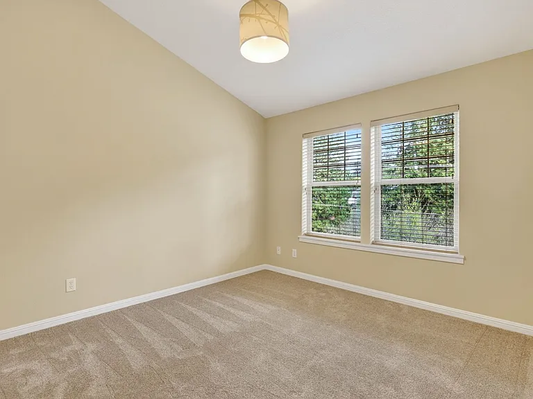 308-394 SW Eastman Pkwy — Photo 16