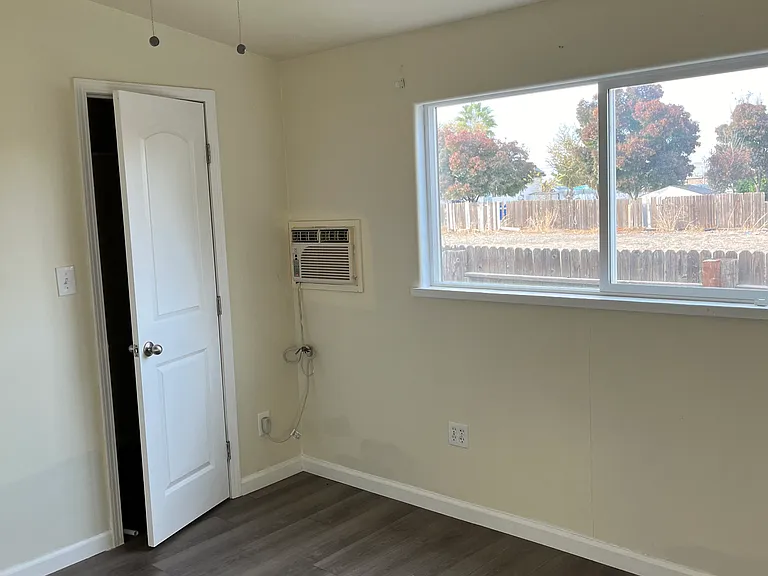 Dairy Ave — Photo 10