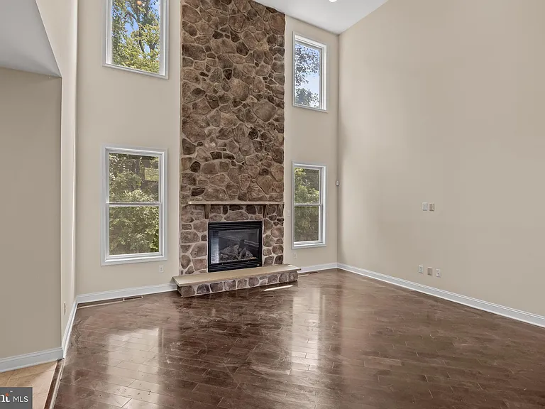209 Peony Ln — Photo 10