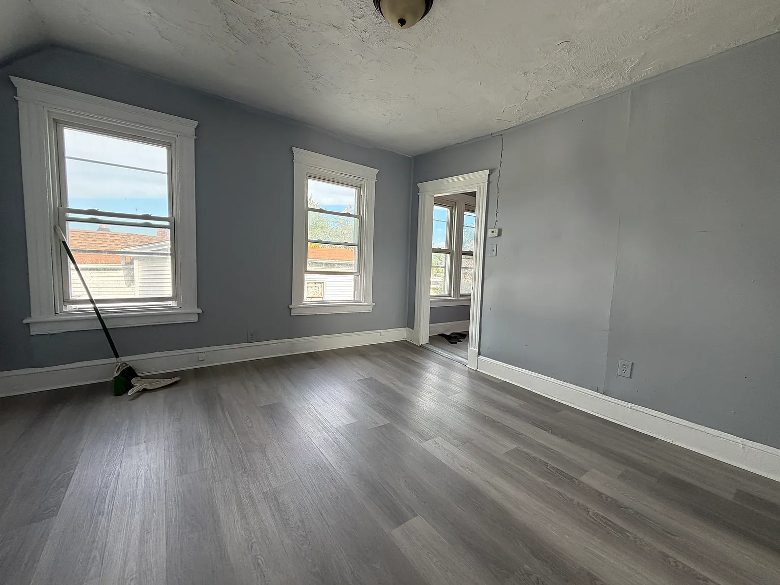 3 bed, 1100 sqft, $1,550 — Photo 2
