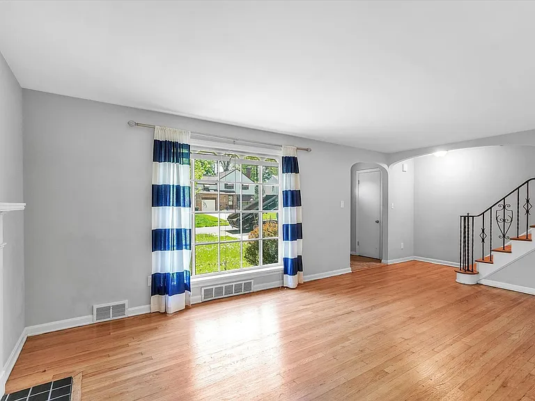 1130 Haselton Rd — Photo 2