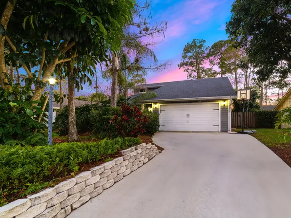 1045 Raintree Lane, Wellington, FL 33414