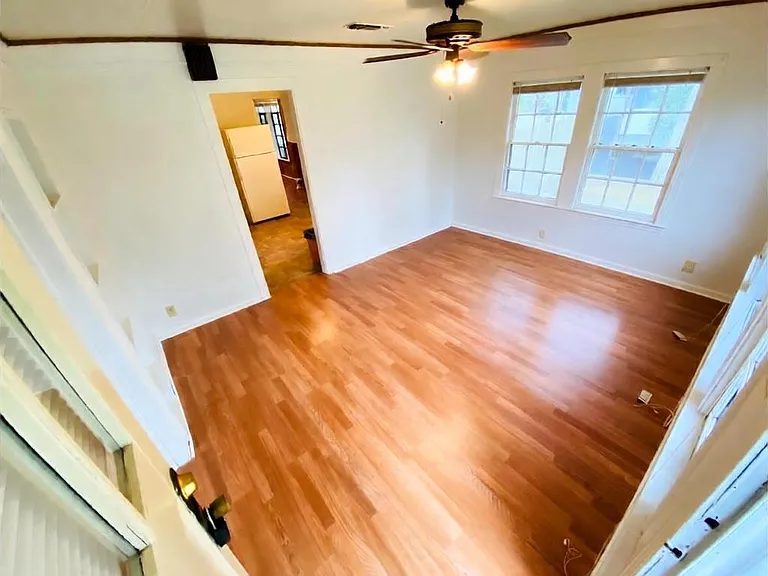 365 E Irby St — Photo 2