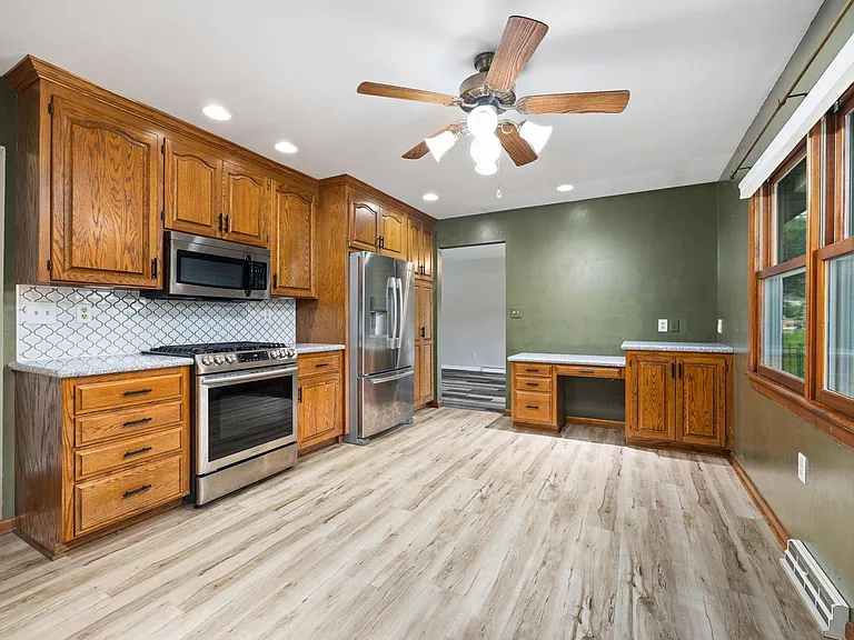 2526 W Huntington Dr — Photo 5