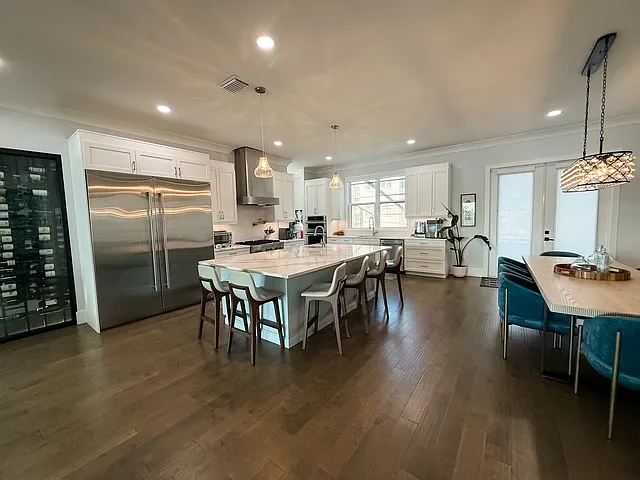 5 bed, 3580 sqft, $17,500 — Photo 2