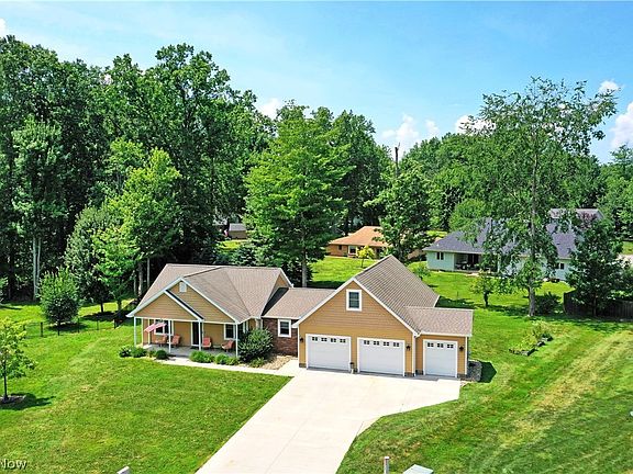 3rd image of 413 Maplewood Dr