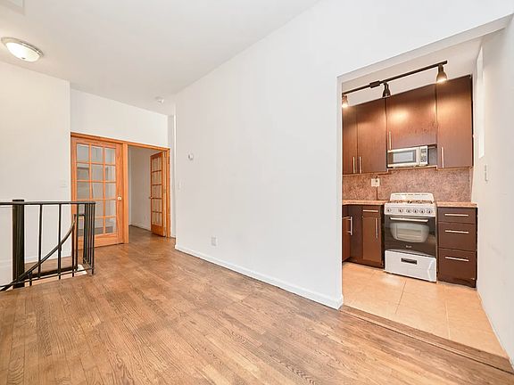 4th image of 514 W 48th St #A1
