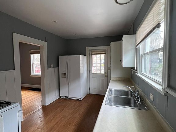 3rd image of 451 Lloyd Pl