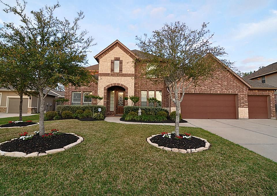 17610 Wagner Point Court: 5 Bedroom 4.5 bath recent construction zoned to Tomball ISD schools. Locat
