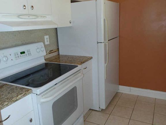 4th image of 1053 Warwick Ct