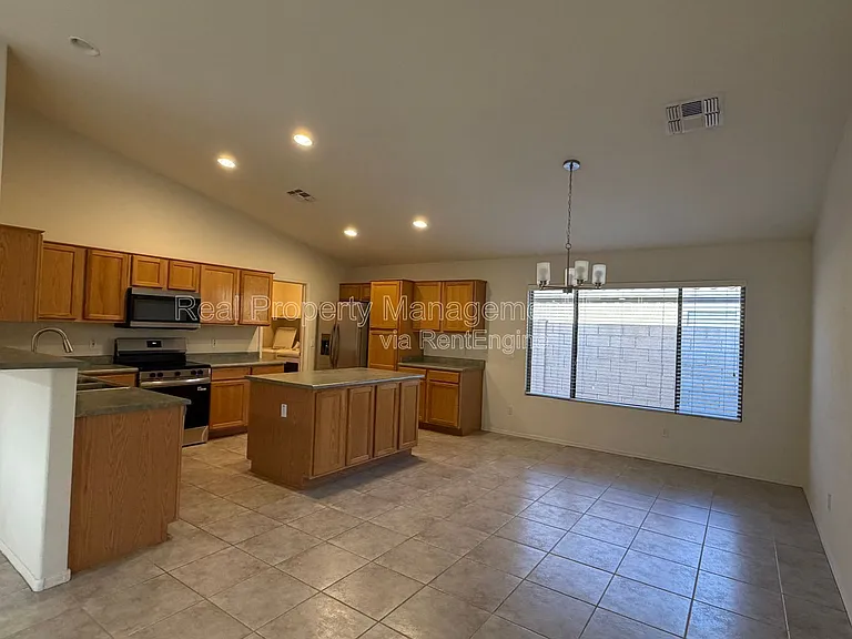 15847 W Saguaro Ln — Photo 4