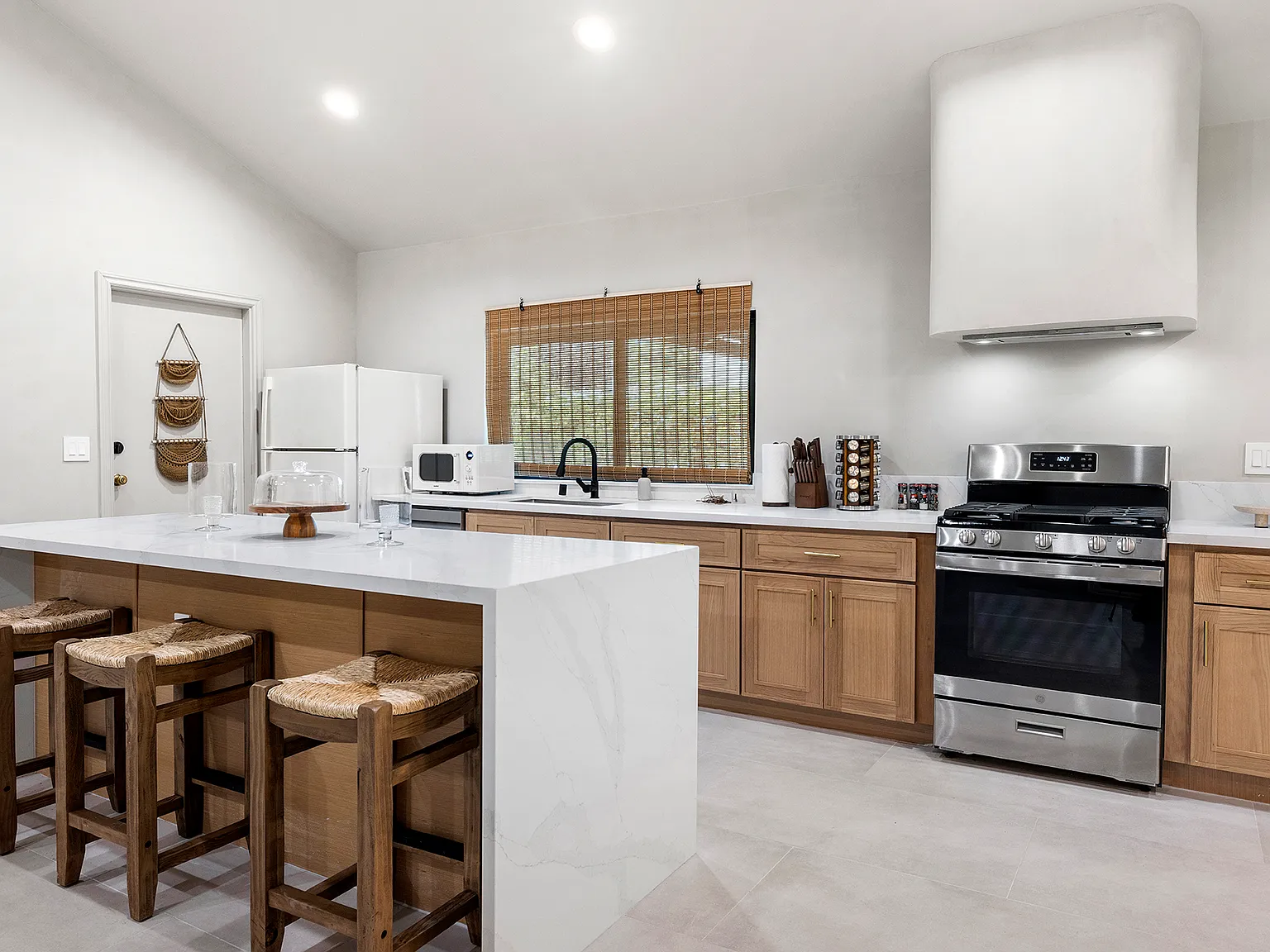 3 bed, 2.5 bath, 1622 sqft, $5,200 — Photo 3