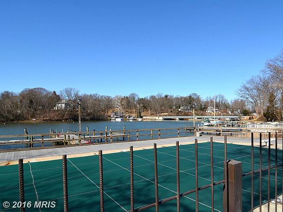 Community Waterfront Pool and Pier/Dock