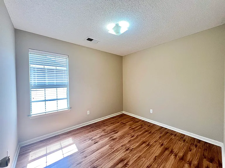 1507 Pemberton Ln — Photo 9