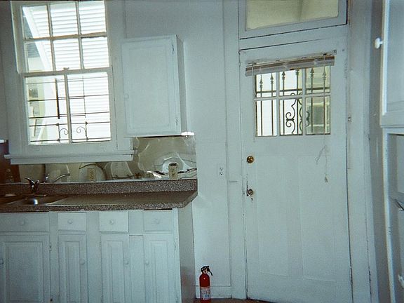 KITCHEN/SIDE ENTRY