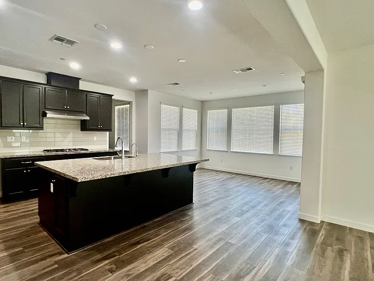 304 E Angelina Ave — Photo 11