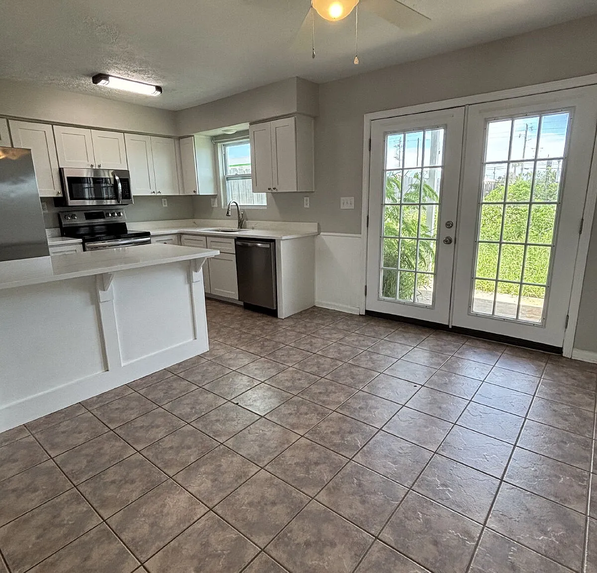 2 bed, 1.5 bath, 1050 sqft, $1,650 — Photo 3