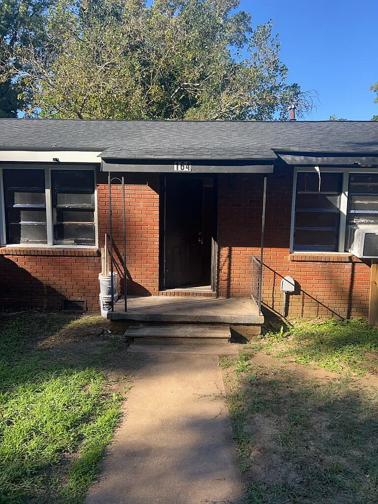 2 bed, 1.0 bath, $750 — Photo 1