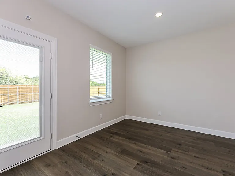 329 Magnolia Blvd — Photo 6