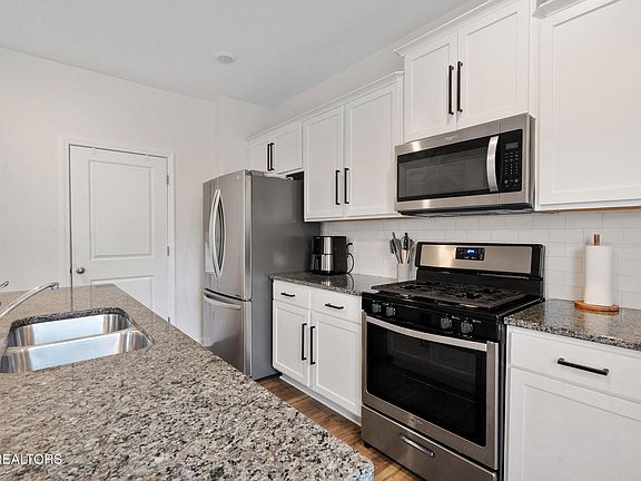 4th image of 1174 Hampton Place Cir