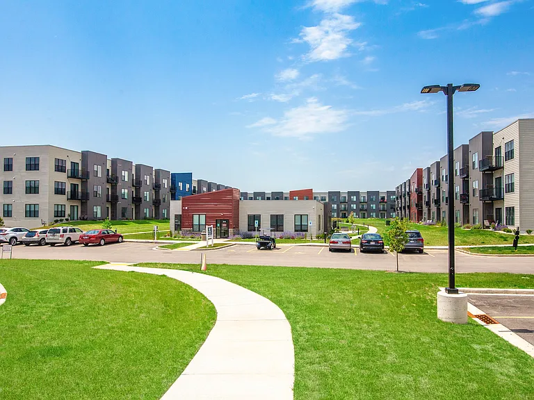 Courtyard at cobblestone Park — Photo 45