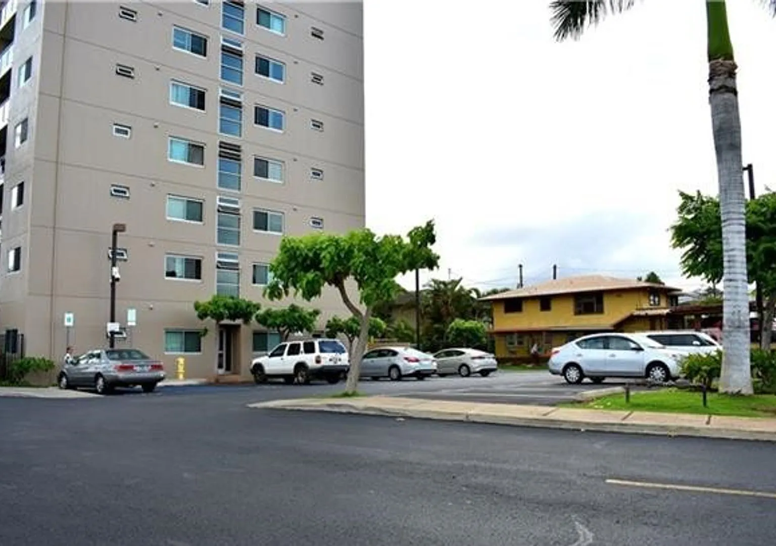 2 Bed / 1 Bath / 1 Parking in Plantation Town Apartments in Waipahu — Photo 2
