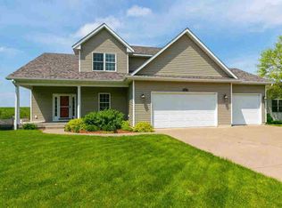1005 Wild West Dr, Le Claire, IA 52753