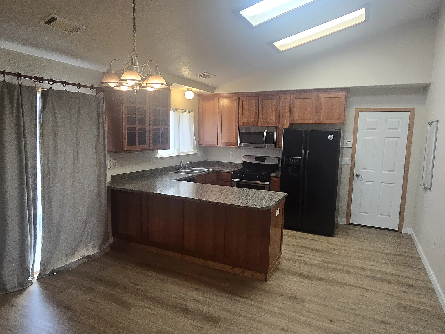1720 Oakdale Dr — Photo 2