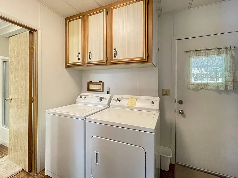 121 Ivy Ln — Photo 45
