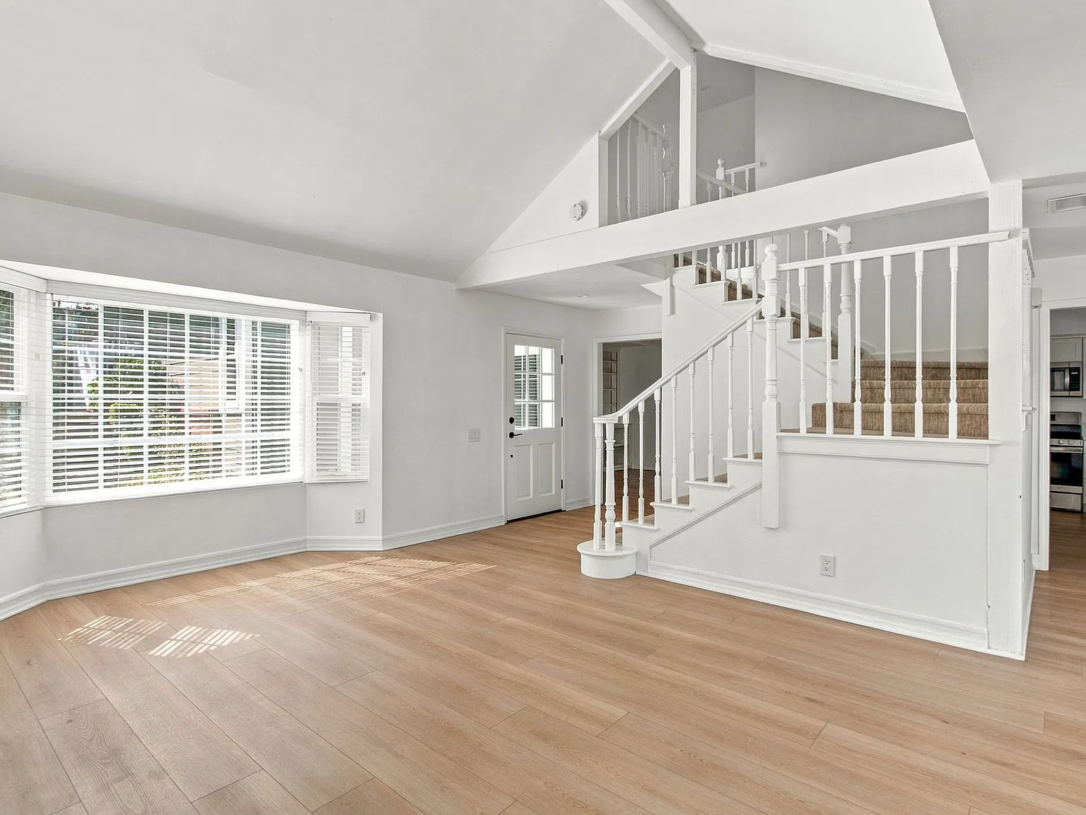 3 bed, 2.5 bath, 1881 sqft, $8,500 — Photo 3