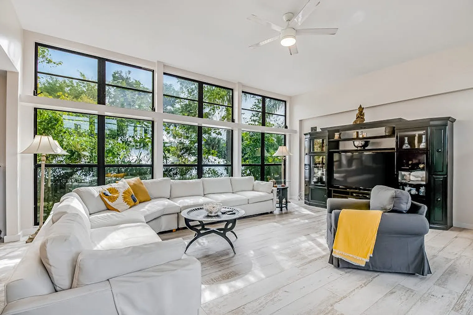 3 bed, 2.0 bath, 1582 sqft, $4,428 — Photo 3