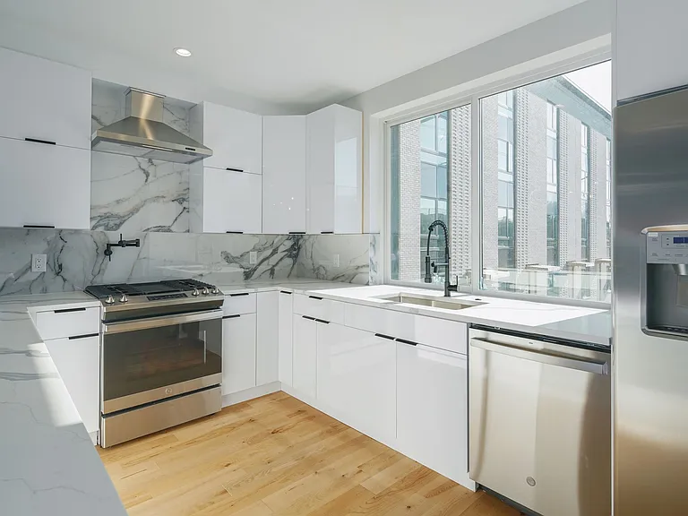 2460 Dickinson St — Photo 35
