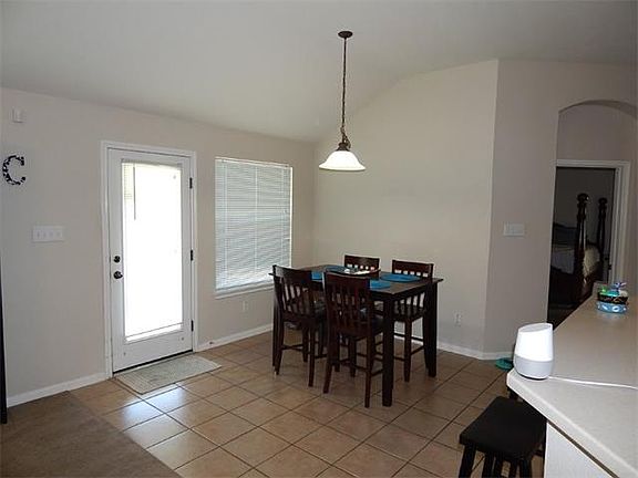 3rd image of 916 Windsor Castle Dr