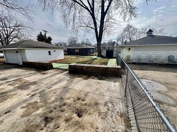 4th image of 623 E 162nd Pl