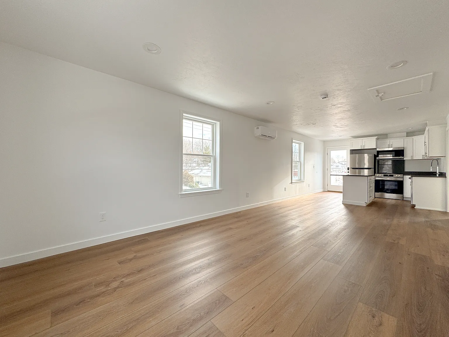 2 bed, 1000 sqft, $2,400 — Photo 3