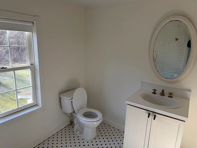 Upstairs bathroom, curretnly being repainted white