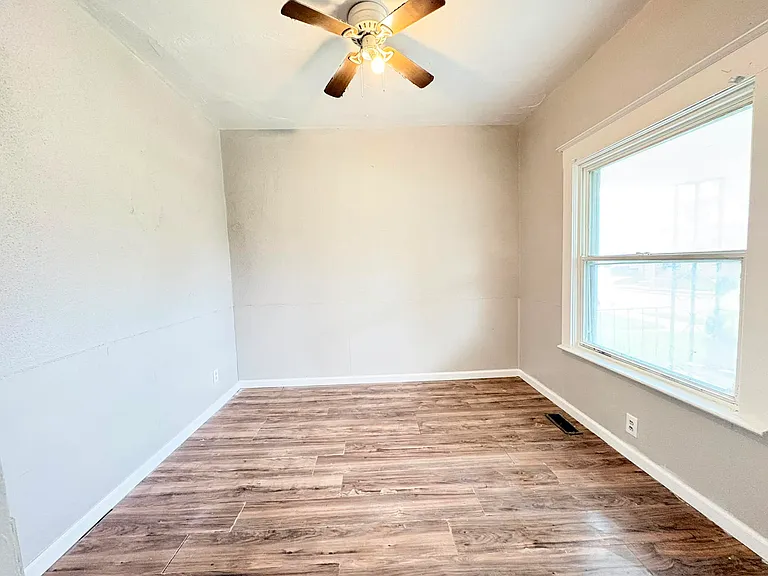 631 Curtis St — Photo 10