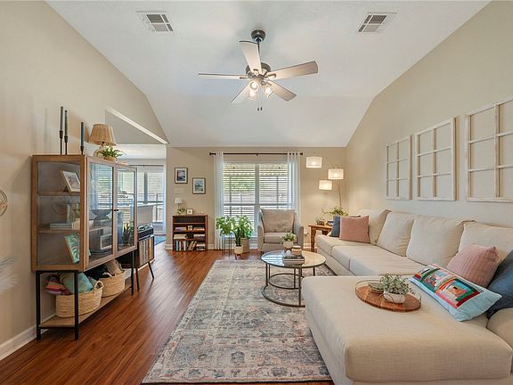 3rd image of 1009 Fallbrook Loop