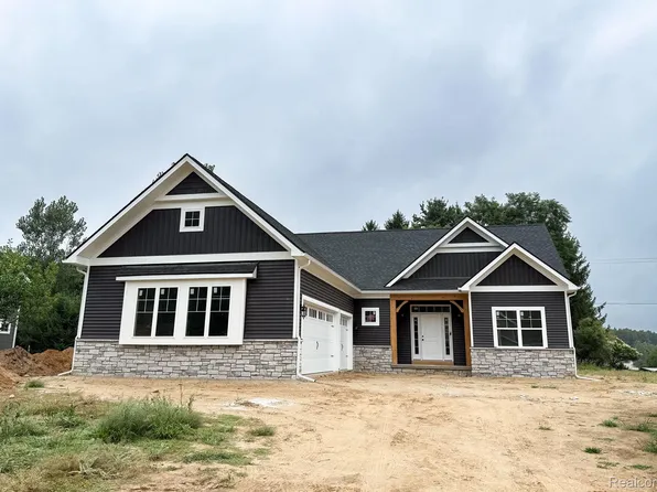 2735 Pine Shadow Ct, Pinckney, MI 48169