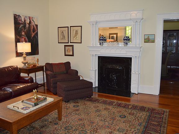 Family Room w/gas fireplace