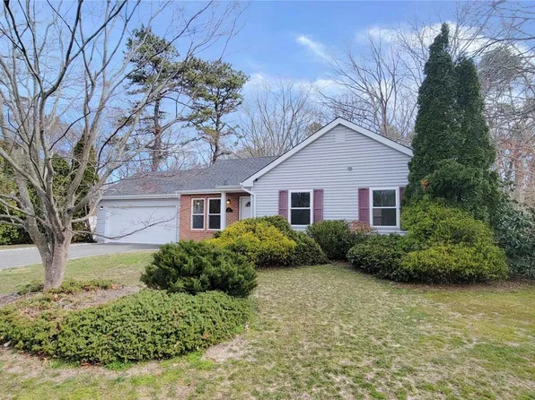 17 Chardonnay Drive, Coram, NY 11727