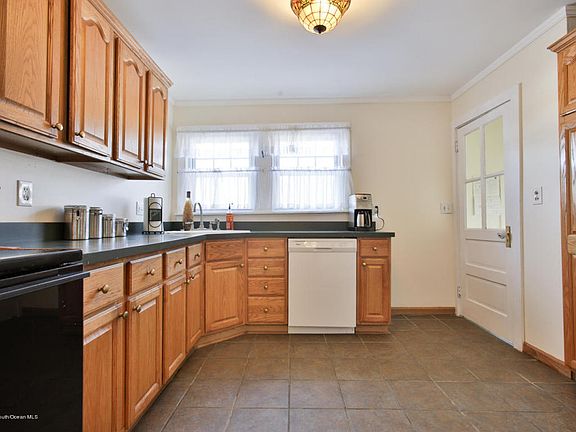 4th image of 7 Riverview Ave