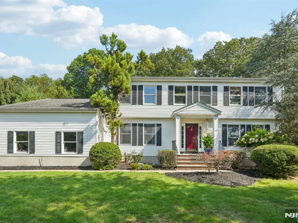 23 Herlihy Dr, Mahwah, NJ 07430
