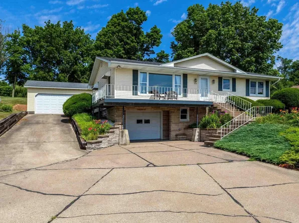 614 S Cody Rd, Le Claire, IA 52753