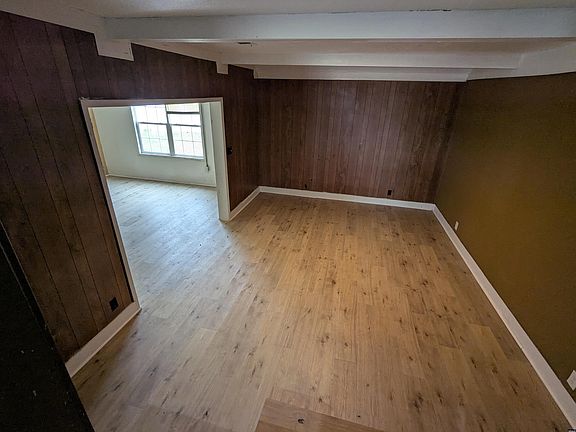 2nd image of 902 Troy Rd