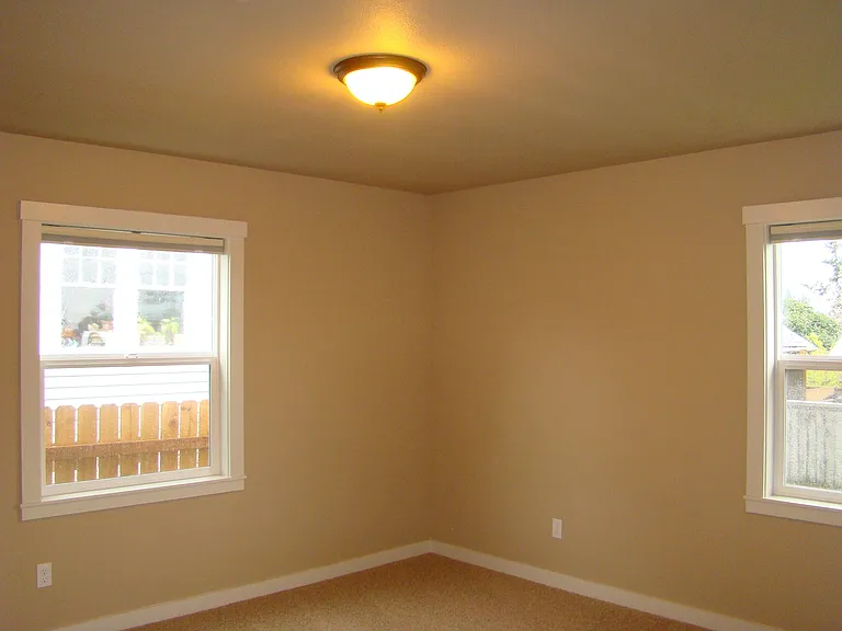 813 Niagara Ave — Photo 16