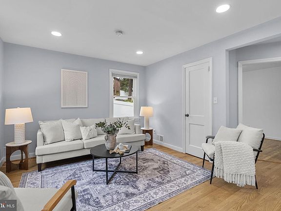 3rd image of 3006 Lindell St