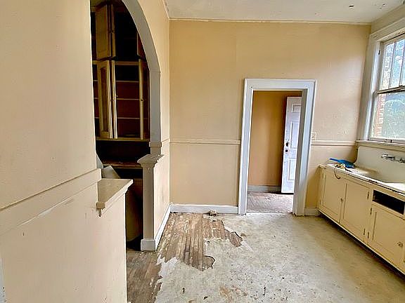 5th image of 803 W 20th Ave