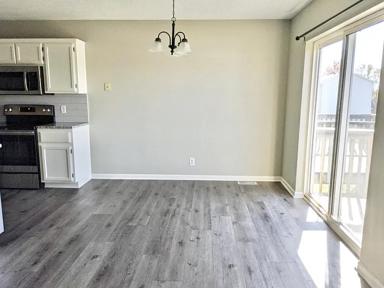 502 N Grove St — Photo 5