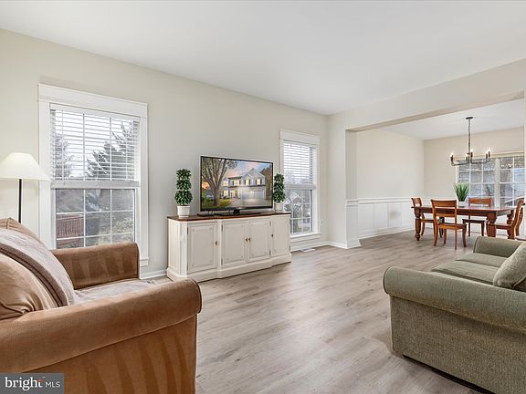 5th image of 46427 Thornwood Ct